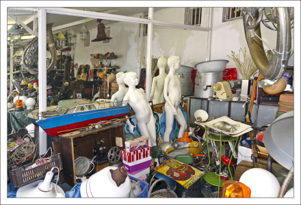 Горы всякой всячины на рынке Ecseri.