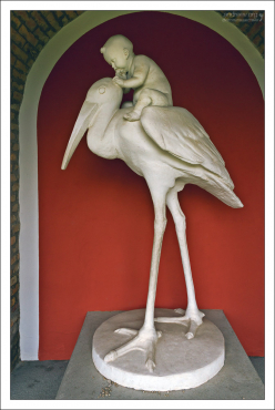 Статуя "Рождение гусара". Настоящего гусара в этот мир аист приносит не в клюве, а на спине.