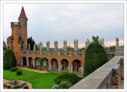 Hundred Pillared Courtyard - Дворик сотни скульптур в замке Bory Castle.