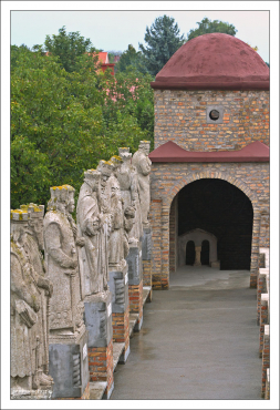 Статуи венгерских королей и королев в замке Бори.