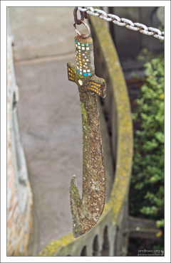 Подвешенный ржавый меч, символизирующий "Jus gladii" - право на применение вооруженной силы.