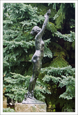 Бронзовая скульптура, символизирующая восходящее солнце ("The Rising Sunshine").