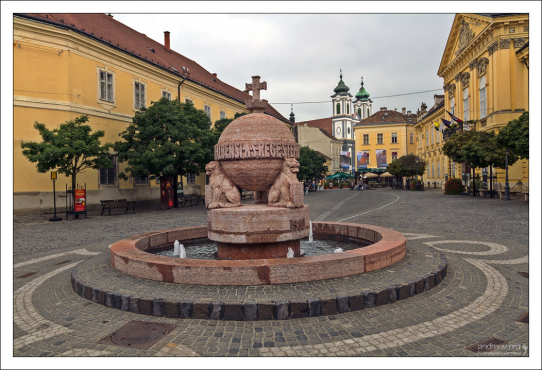 Фонтан на главной площади города Се́кешфехервар.