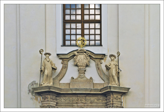 Скульптуры над входом в церковь аббатства св. Аньоша.