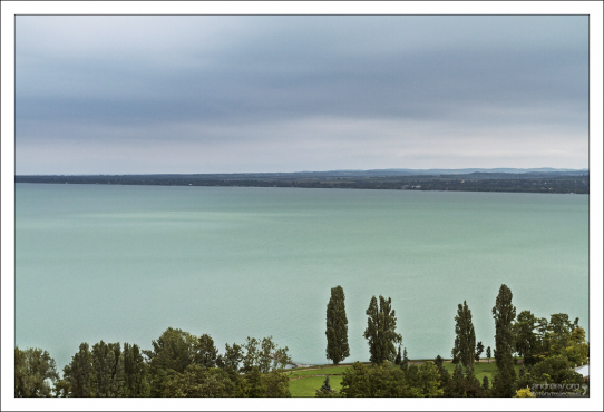 Зеленое озеро Балатон с самой высокой точки поселка Тихань.