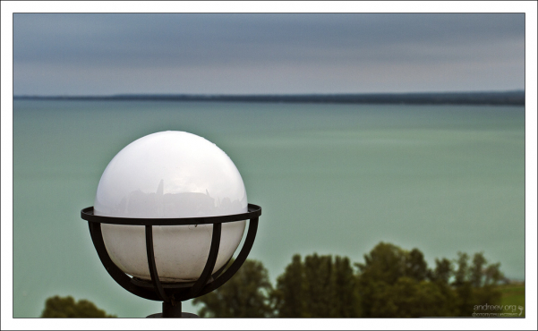 Фонари на террасе кафе "Rege".