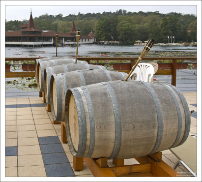 Антураж ресторана на берегу озера Хевиз.