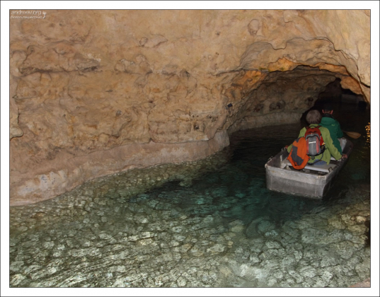 На лодке по подземному озеру в Тапольце.