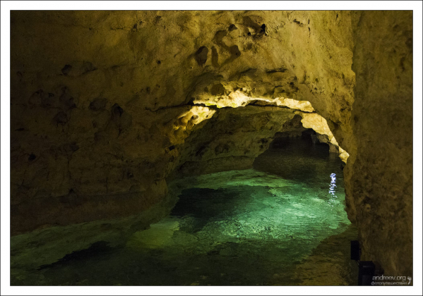 Температура воды в подземном озере около +36C.