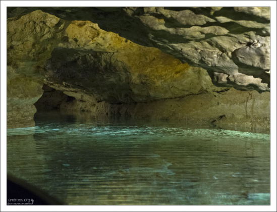 Прозрачная зеленая вода подземного озера в Тапольце.
