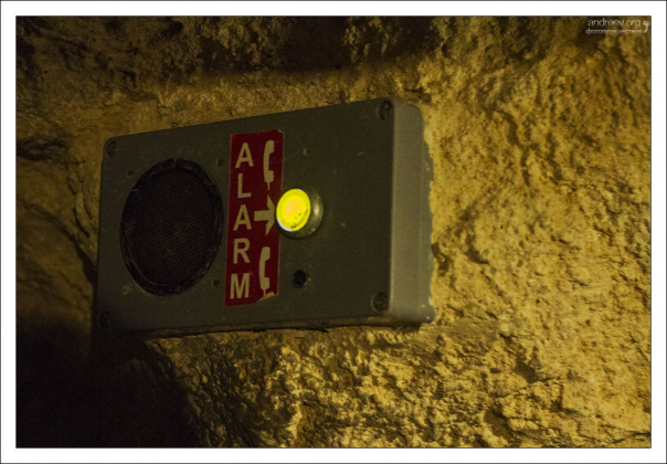 Кнопка вызова помощи в пещере Таваш.