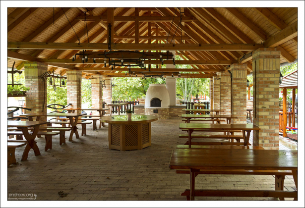 Уличный павильон в традиционной венгерской таверне.