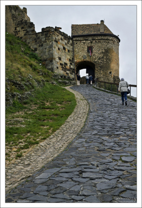 Подъем по брусчатке к замку Шюмег.