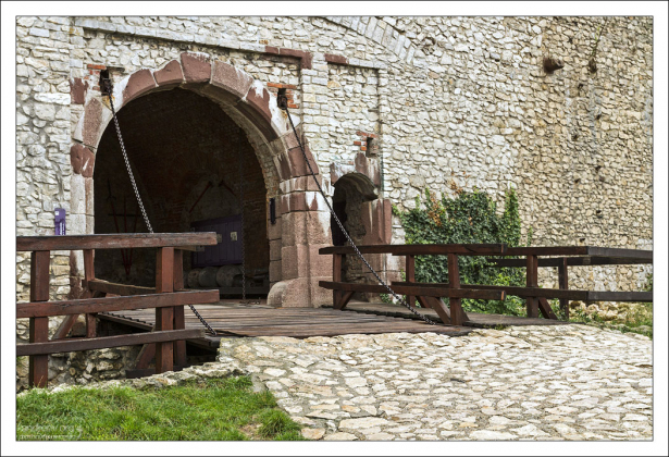 Подъемный мост в замок.