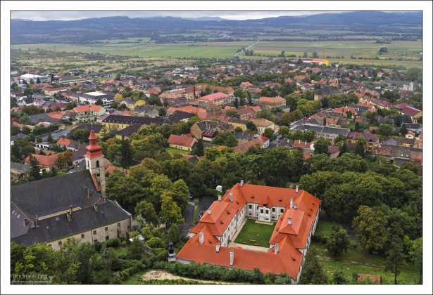 Город у подножия крепости Шюмег с одноименным названием.