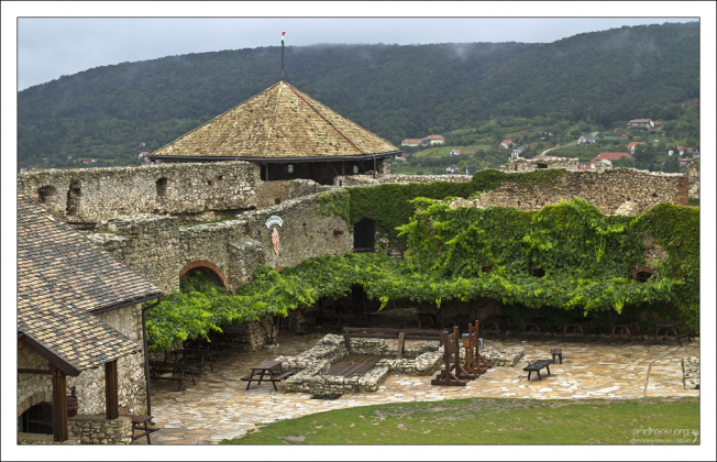 Летом внтури крепости Шюмег устраивают костюмированные представления и игрища.