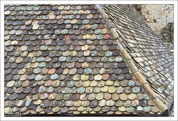 Закругленная черепица на башнях замка.