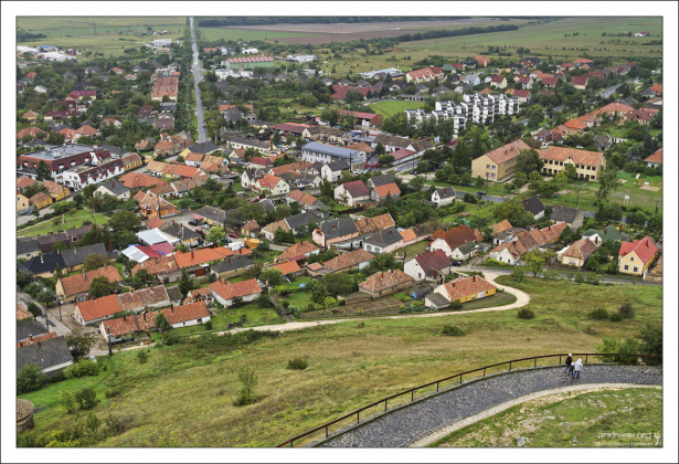 В хорошую погоду с высоты крепости можно разглядеть даже береговую линию Балатона.