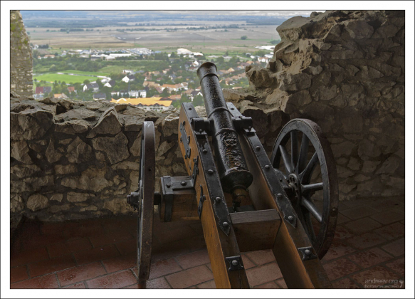 Стены всё еще под охраной на случай внезапной осады.