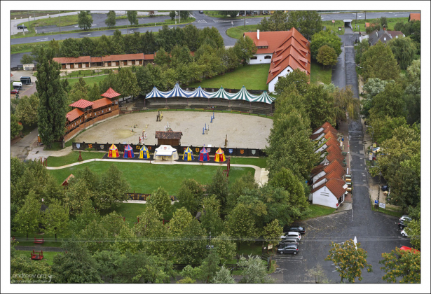 Тематический парк Varjatekok у стен замка.