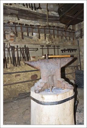 Кузница с обширным инструментарием.