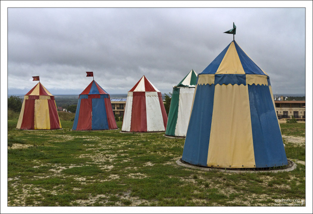 Разноцветные шатры в парке Varjatekok.