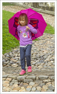 Саша гуляет внутри Птуйского замка.