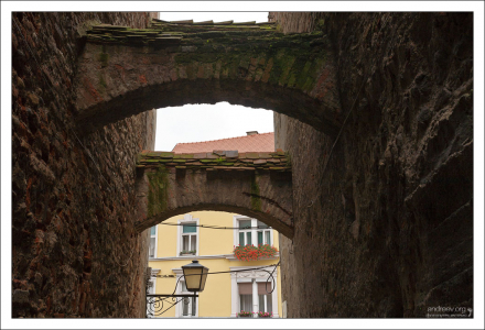 Старые арки-перекрытия между домами.