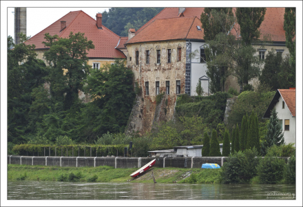 Лодка на просушке на берегу Дравы.