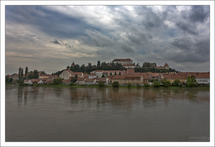 Вид на центр Птуя с другого берега Дравы.