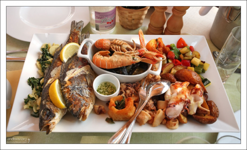 Тарелка с морепродуктами в ресторане "Gostilna Ribič".