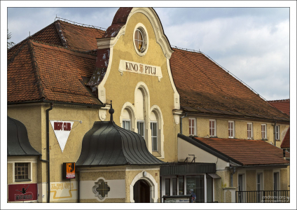 Здание киотеатра в Птуе.