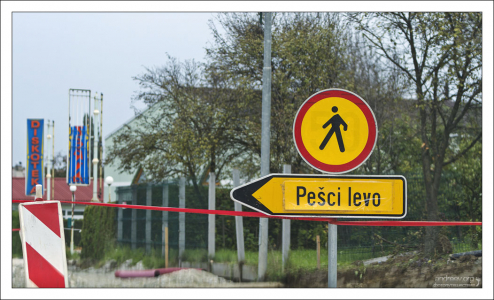 Пешеходы - слева.