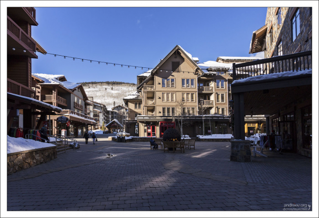 Деревня у подножия горы.