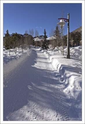 Снежная тропинка в идеальном порядке.