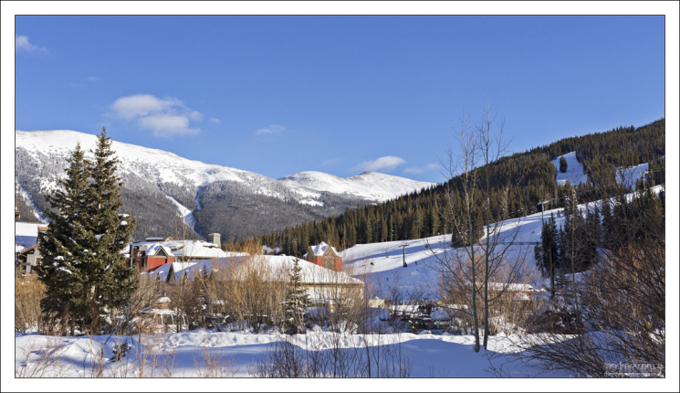 База у подножия горы на высоте 2946 метров.