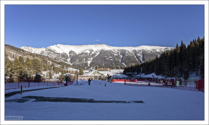 Высшая точка горы распложена на высоте 3767 метров.