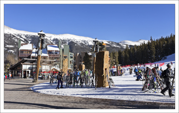 База у подножия горы.