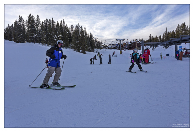 Илья и Саша заканчивают спуск по зеленой трассе.