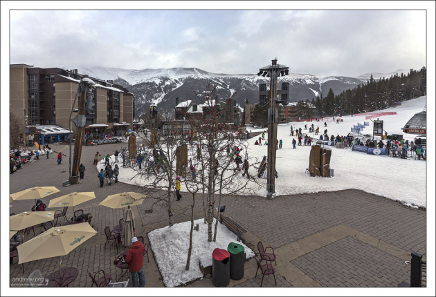 Центральная площадь деревни на курорте Copper Mountain.