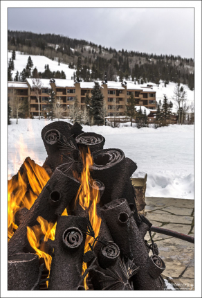 Fire pit (костревище) на берегу озера West Lake.