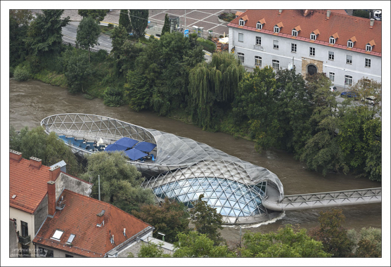 Мост-остров Murinsel на реке Мур.