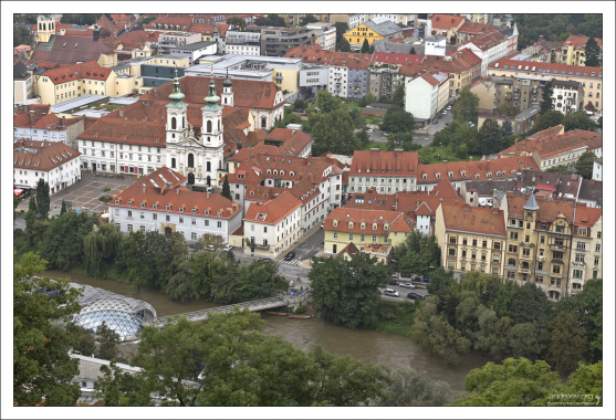 Река Мур, остров Муринзель, и церковь Mariahilfer с высоты замковой горы.