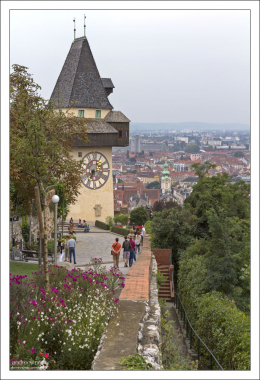 Часовая башня в замке Шлосберг.