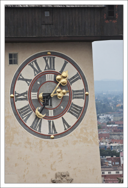 Циферблат часовой башни, где часовая и минутная стрелки поменяны местами.