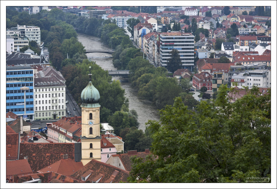 Башня монастыря Franziskanerkloster на берегу реки Мур.