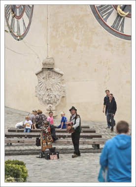 Уличный музыкант около Часовой башни Uhrturm.