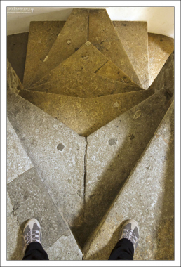 Готичная винтовая лестница с необычным дизайном.