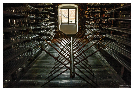 Рогатки (cheval-de-frise) - конструкция из перекрещенных и связанных кольев или пик. Использовались против кавалерии, для перекрывания проезжей части, мостов, на подступах к лагерям.