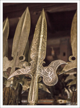 Глефа – полутораметровое древко с длинным (40-60 см) ножом с шипом.